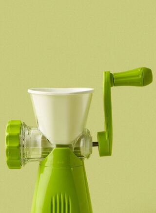 إيست من نون مفرمة لحوم يدوية تأتي ضمن مجموعة إكسسوارات وأدوات المطبخ – لون أخضر/ أبيض أخضر/أبيض