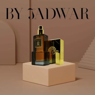 عطر باي جدوار _ BY JADWAR 30ML عطر “باي جدوار” الساحر والمغري. يعبق العطر بعبير البرتقال الحمضي والفلفل الحار، مع لمسة من الزنبق الرقيق والياسمين الغريب،