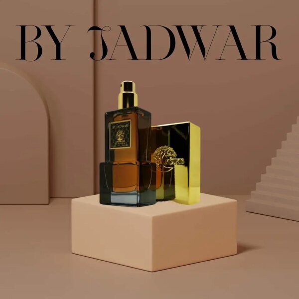 عطر باي جدوار _ BY JADWAR 30ML عطر “باي جدوار” الساحر والمغري. يعبق العطر بعبير البرتقال الحمضي والفلفل الحار، مع لمسة من الزنبق الرقيق والياسمين الغريب،