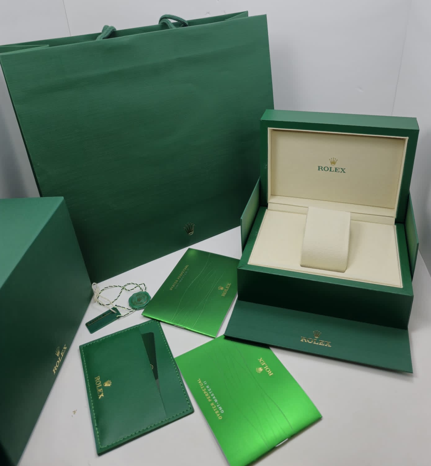 علبه رولكس الأصلي مع الملحقات الماركه الاصليه وتس0558054211 علبه رولكس الأصلي مع الملحقات الماركه الاصليه وتس0558054211